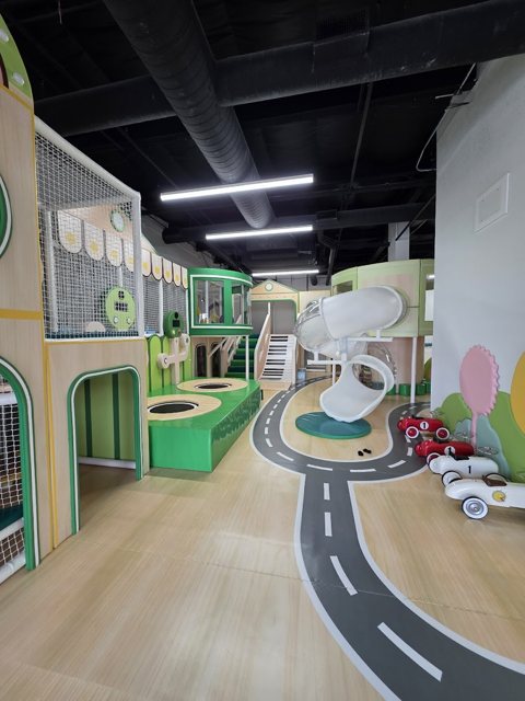 Happy Oak workshops and playground (reservation required)